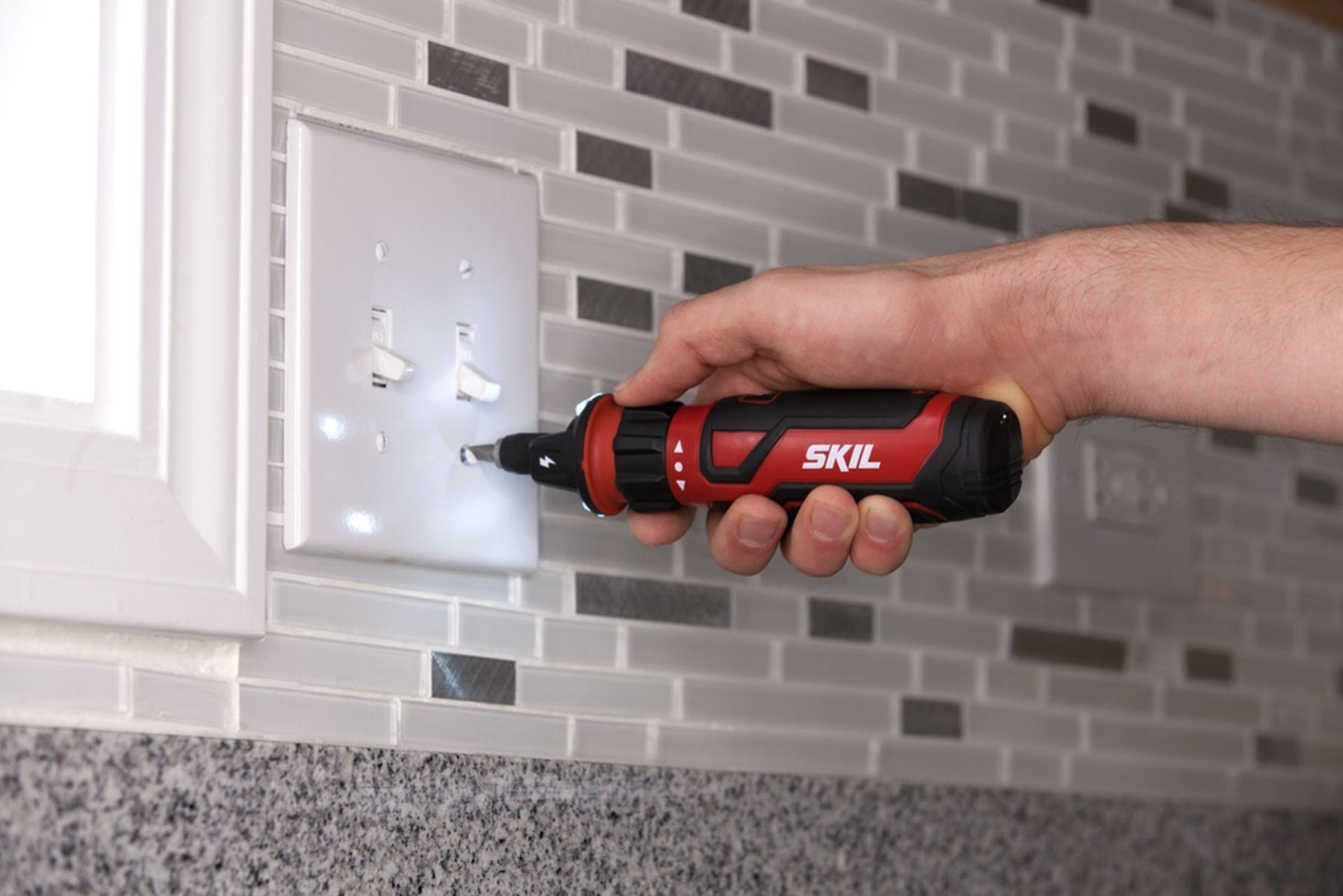 SKIL SD561201 Rechargeable 4V Screwdriver with Circuit Sensor Technology