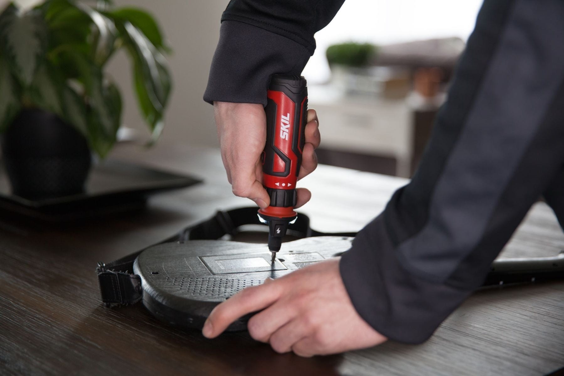 SKIL SD561201 Rechargeable 4V Screwdriver with Circuit Sensor Technology