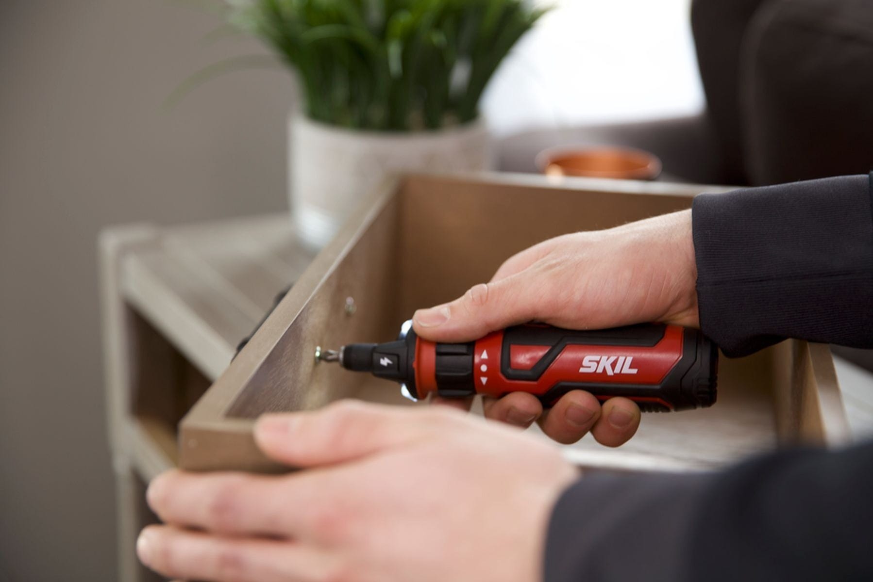 SKIL SD561201 Rechargeable 4V Screwdriver with Circuit Sensor Technology