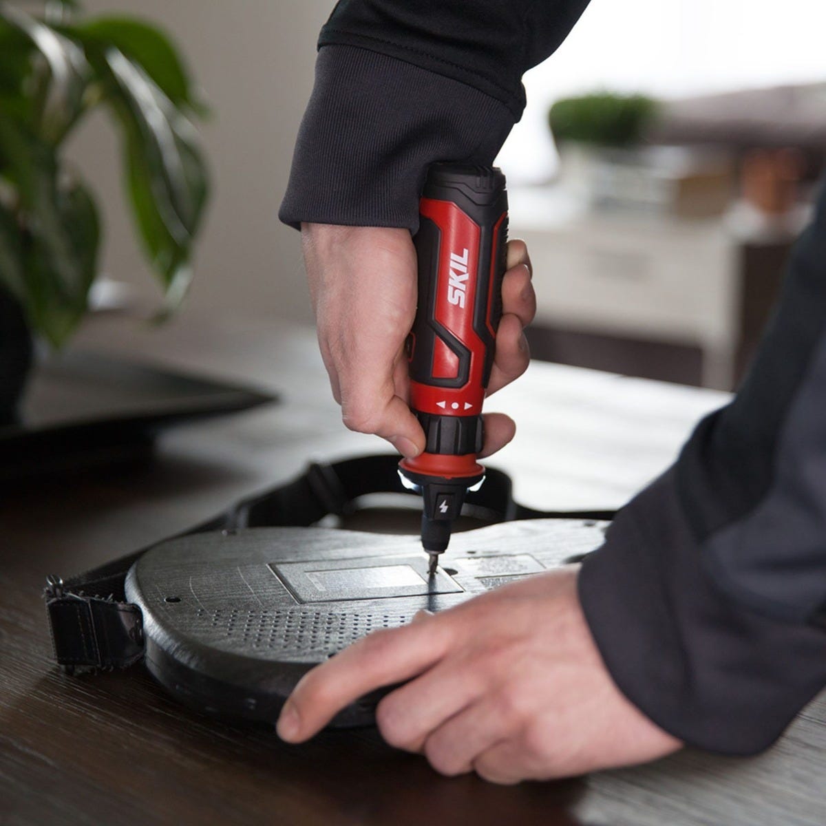 SKIL SD561201 Rechargeable 4V Screwdriver with Circuit Sensor Technology