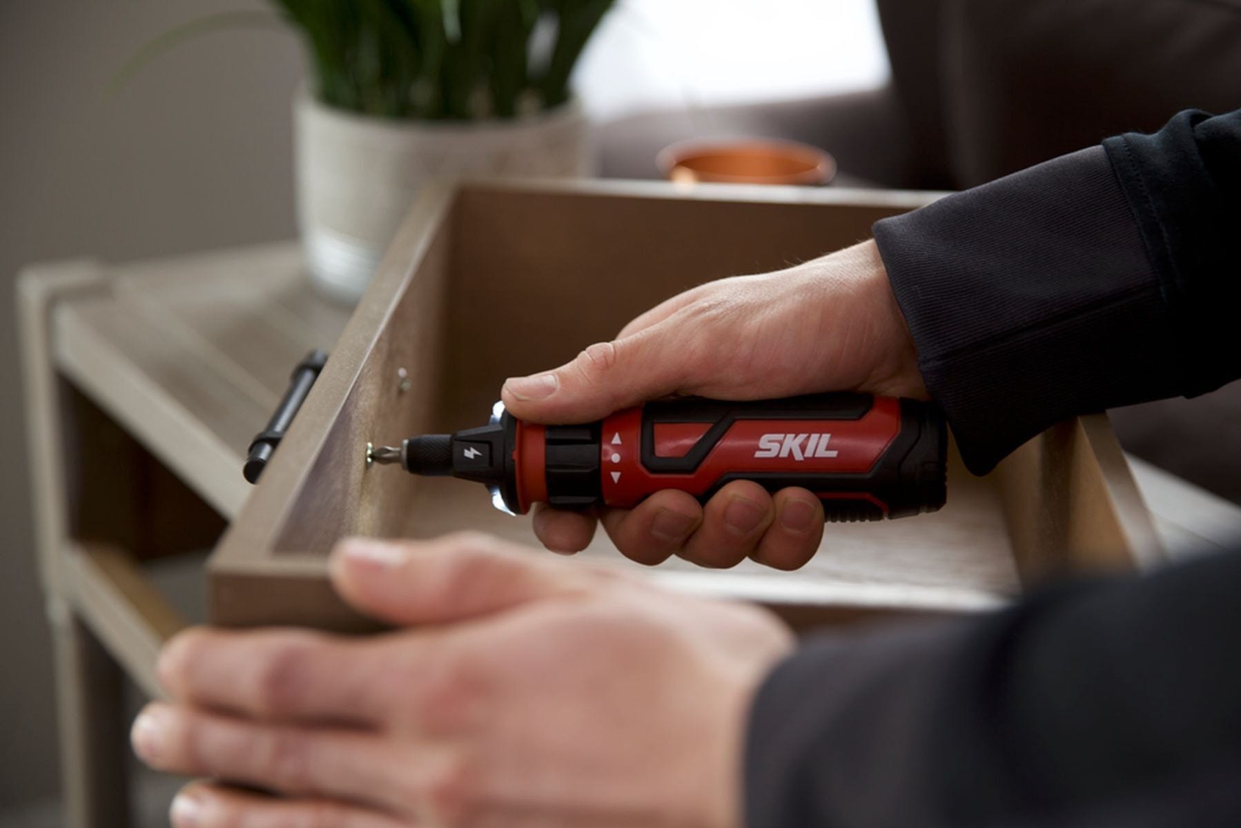 SKIL SD561201 Rechargeable 4V Screwdriver with Circuit Sensor Technology
