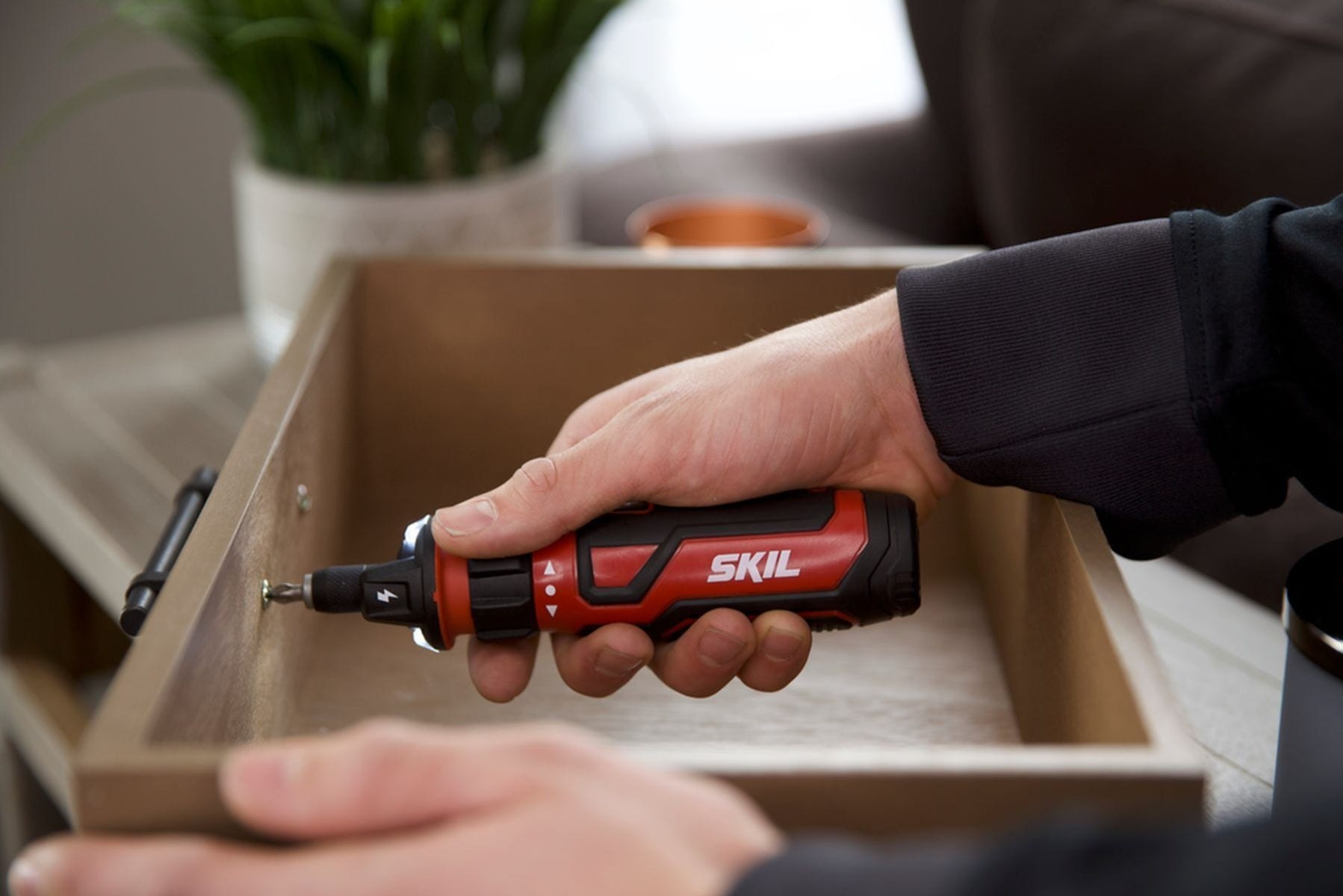 SKIL SD561201 Rechargeable 4V Screwdriver with Circuit Sensor Technology