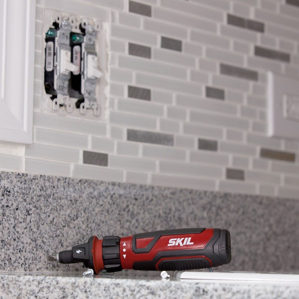 SKIL SD561201 Rechargeable 4V Screwdriver with Circuit Sensor Technology