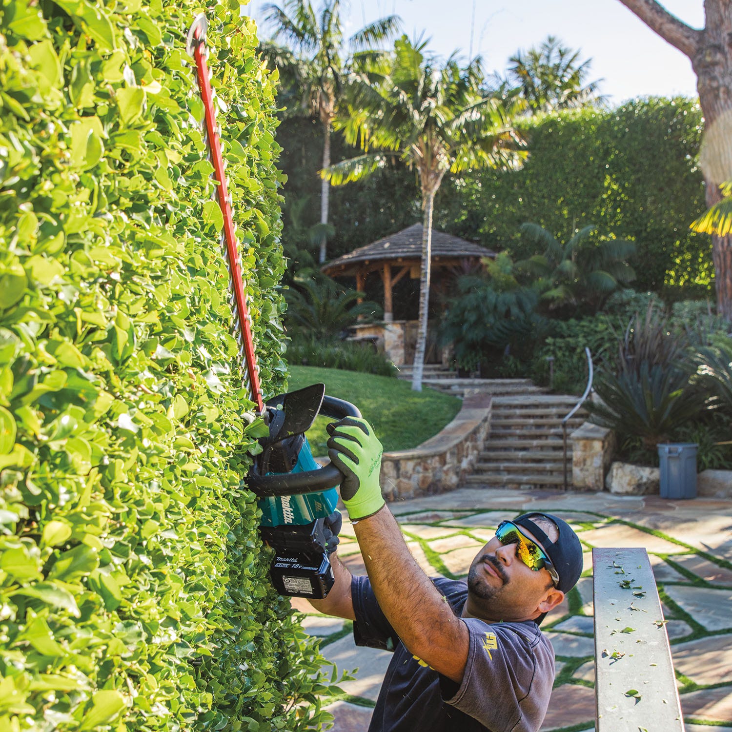 Makita XHU07T 18V LXT Lithium-Ion Brushless Cordless 24" Hedge Trimmer Kit (5.0Ah)