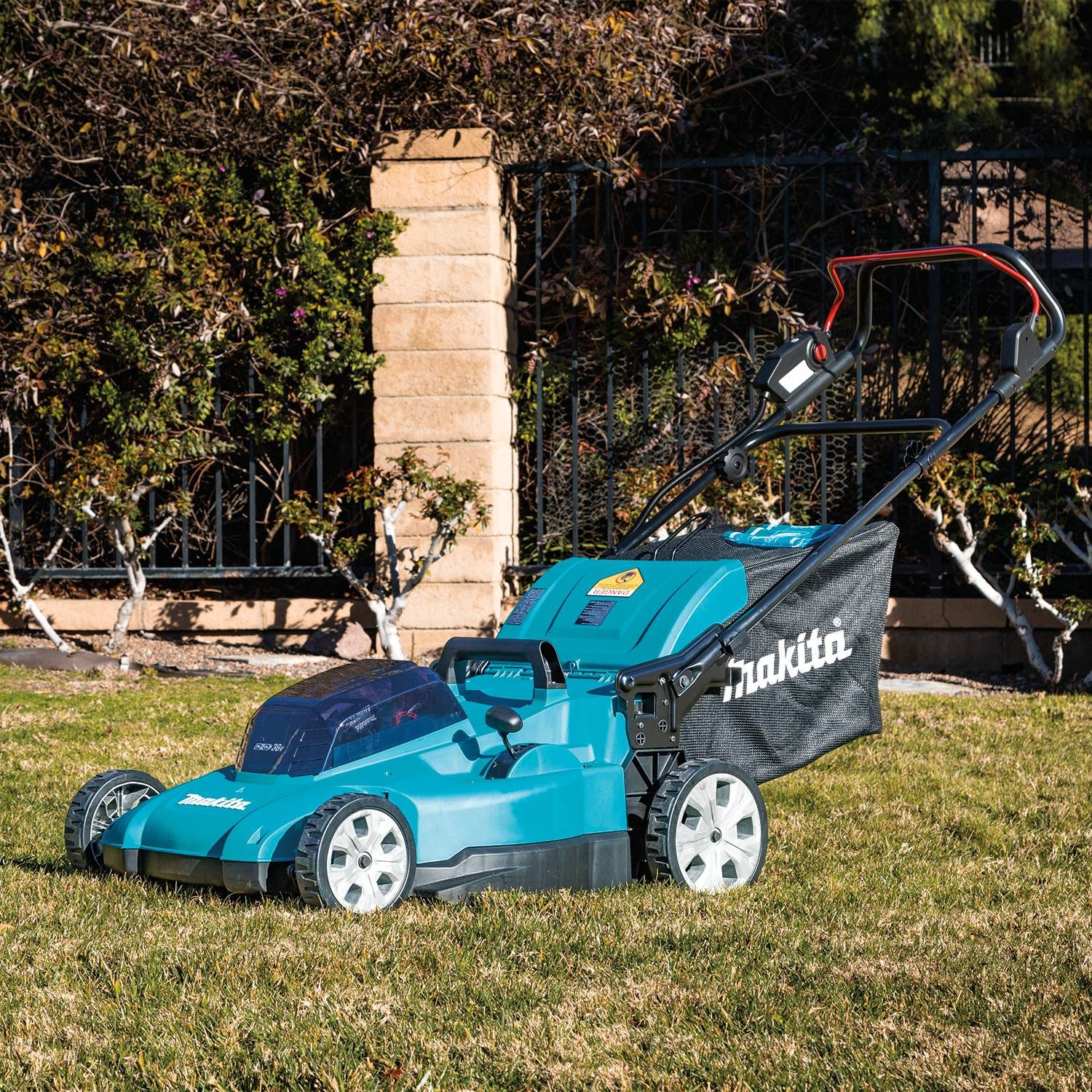 Makita XML13CM1 Makita XML13CM1 36V (18V X2) LXT 19" Lawn Mower Kit with 4 Batteries (4.0Ah)
