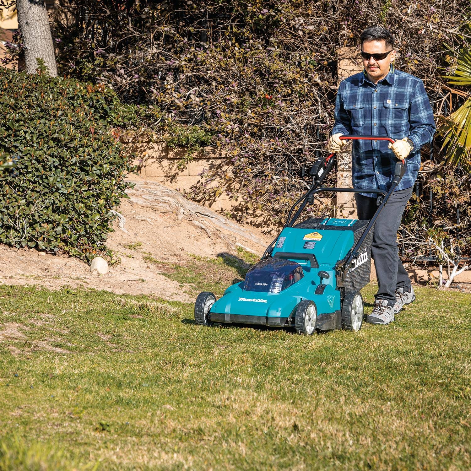 Makita XML13CM1 Makita XML13CM1 36V (18V X2) LXT 19" Lawn Mower Kit with 4 Batteries (4.0Ah)