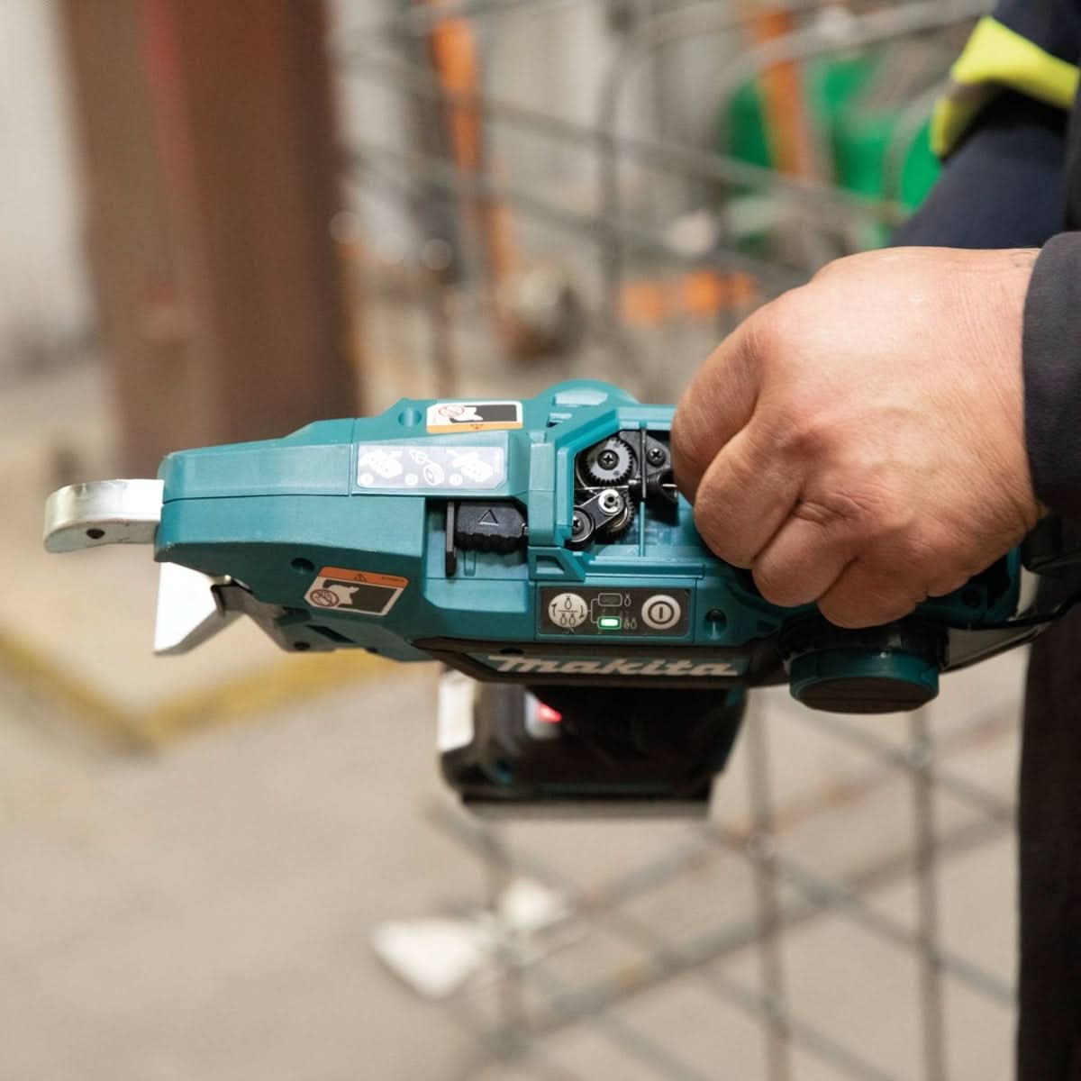 Makita XRT02TK 18V LXT Brushless Cordless Deep Capacity Rebar Tying Tool with Steel Tie Wire 50-Pack, 5.0Ah Kit