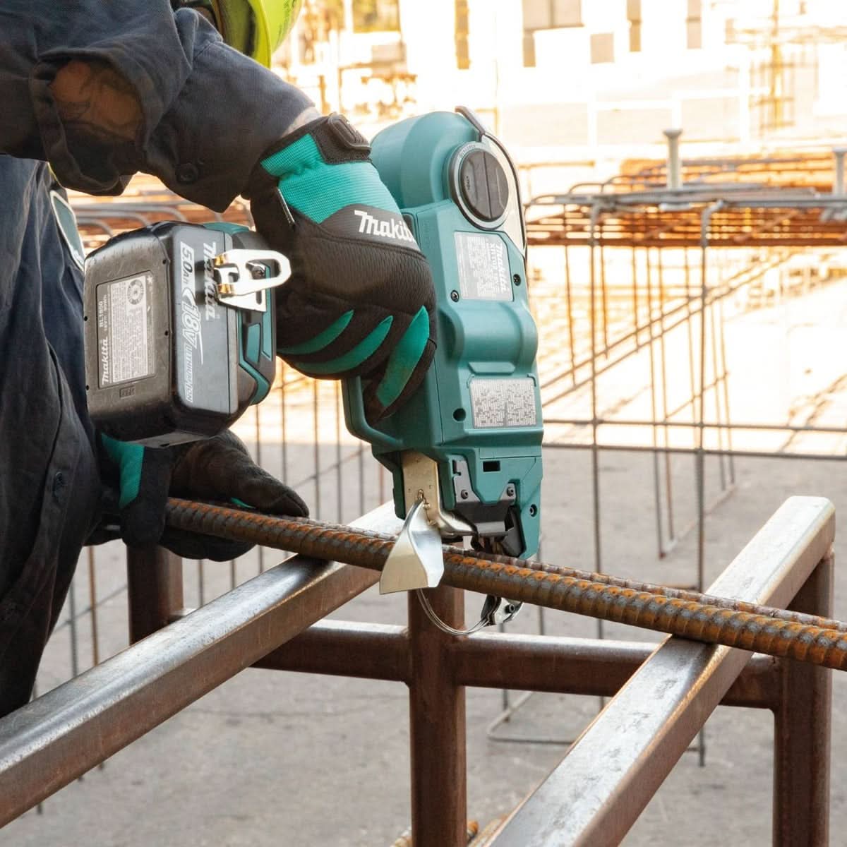 Makita XRT02TK 18V LXT Brushless Cordless Deep Capacity Rebar Tying Tool with Steel Tie Wire 50-Pack, 5.0Ah Kit
