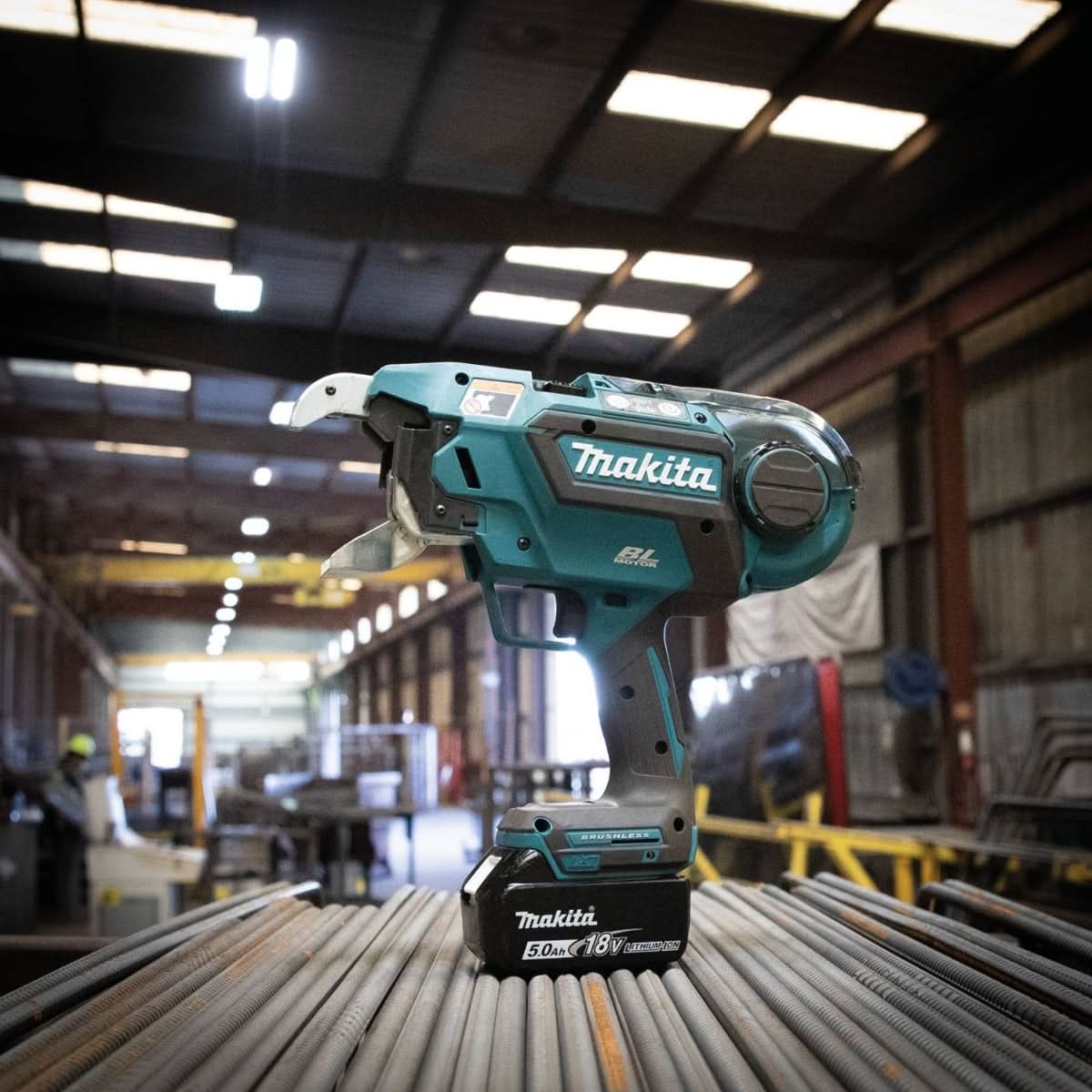 Makita XRT02TK 18V LXT Brushless Cordless Deep Capacity Rebar Tying Tool with Steel Tie Wire 50-Pack, 5.0Ah Kit
