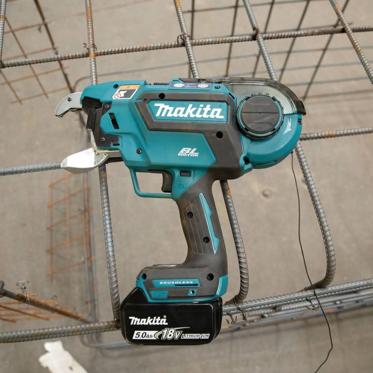 Makita XRT02TK 18V LXT Brushless Cordless Deep Capacity Rebar Tying Tool with Steel Tie Wire 50-Pack, 5.0Ah Kit