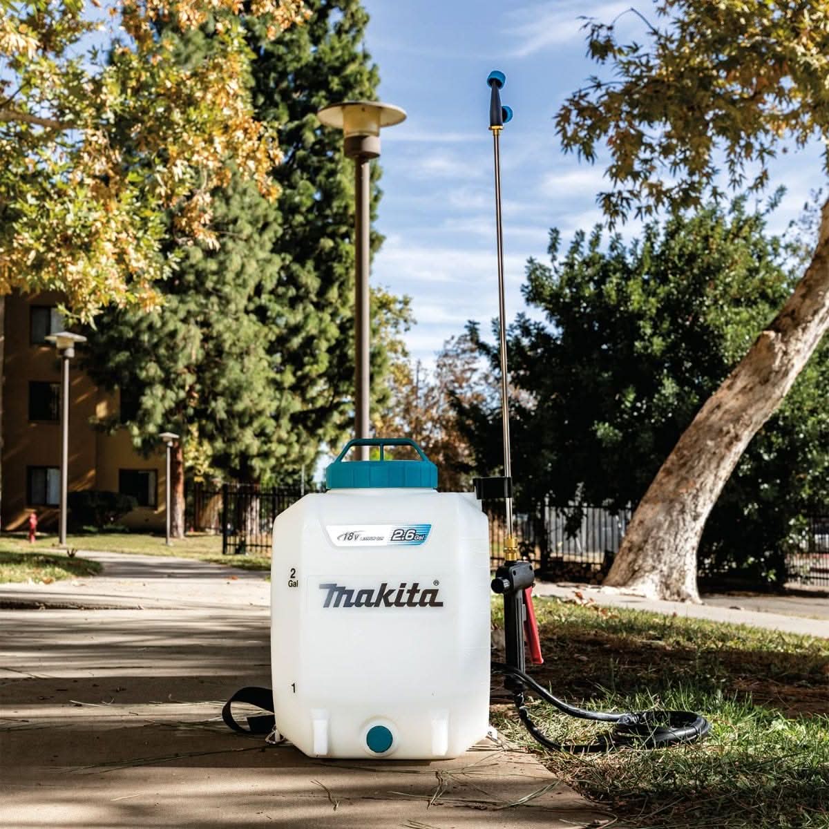 Makita XSU01Z 18V LXT Lithium-Ion Cordless 2.6 Gallon Backpack